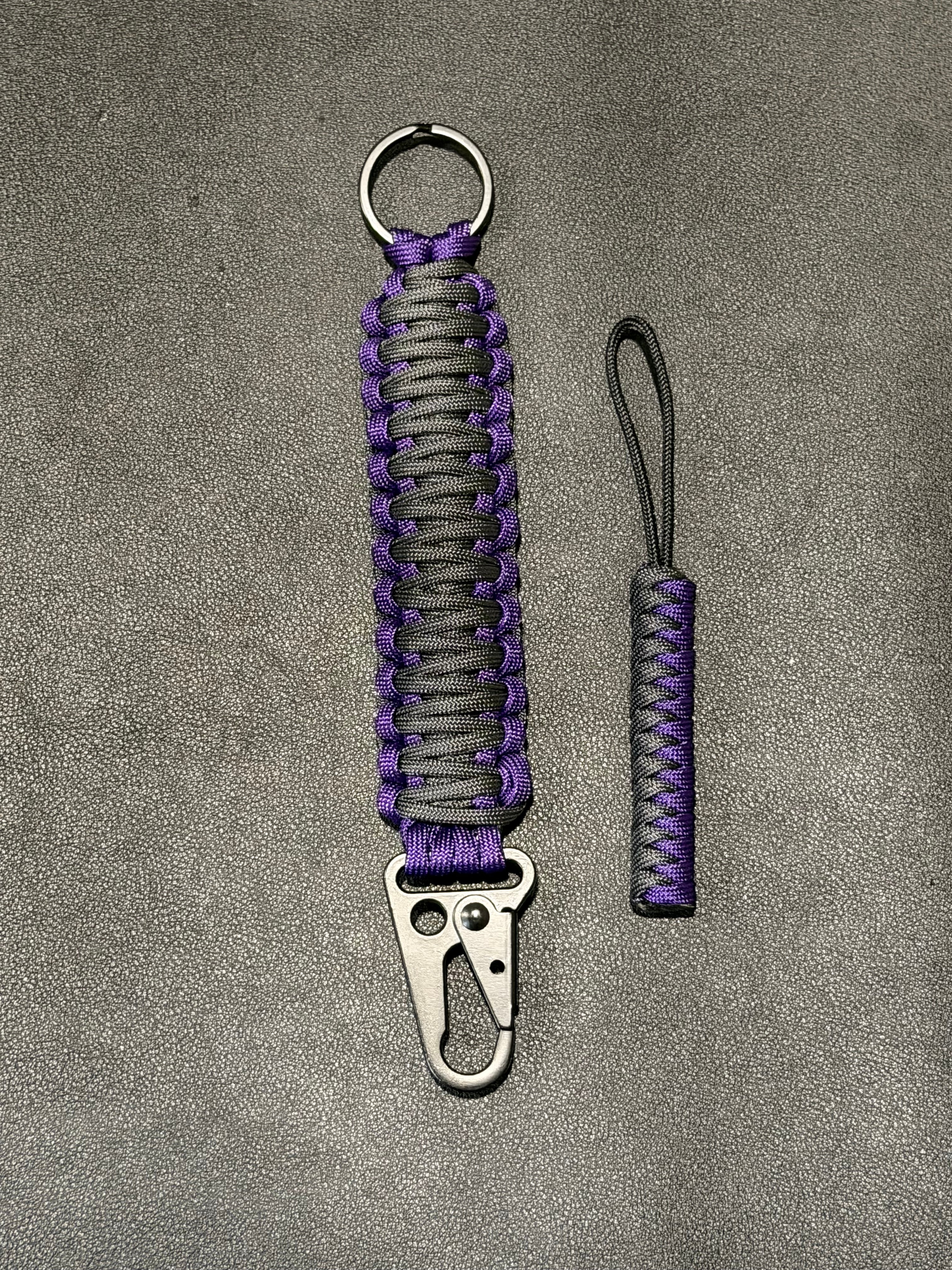 Tactical keychain with matching knife knot.
