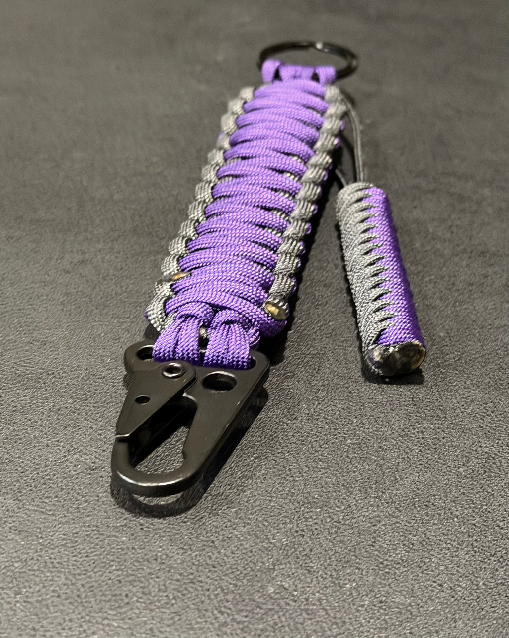 Tactical keychain with matching knife knot.