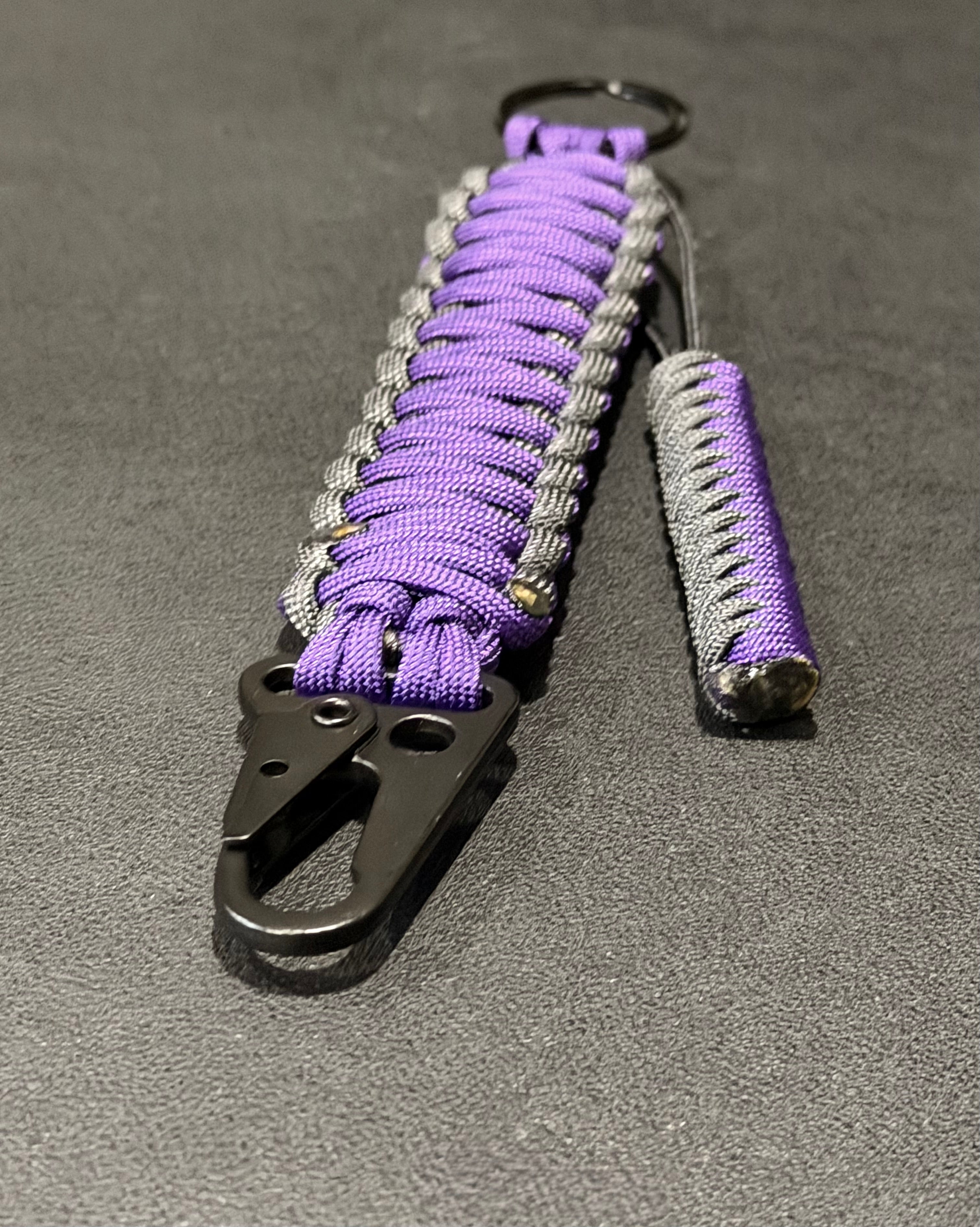 Tactical keychain with matching knife knot.